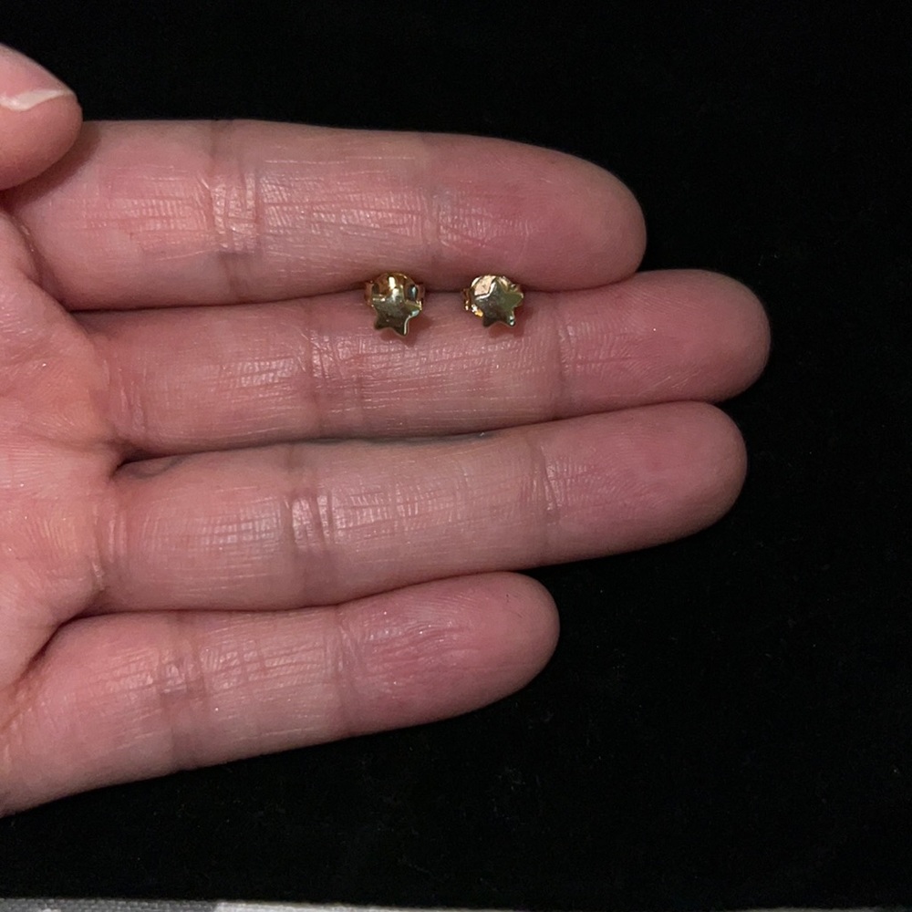 ⭐️-Tiny gold star studs-